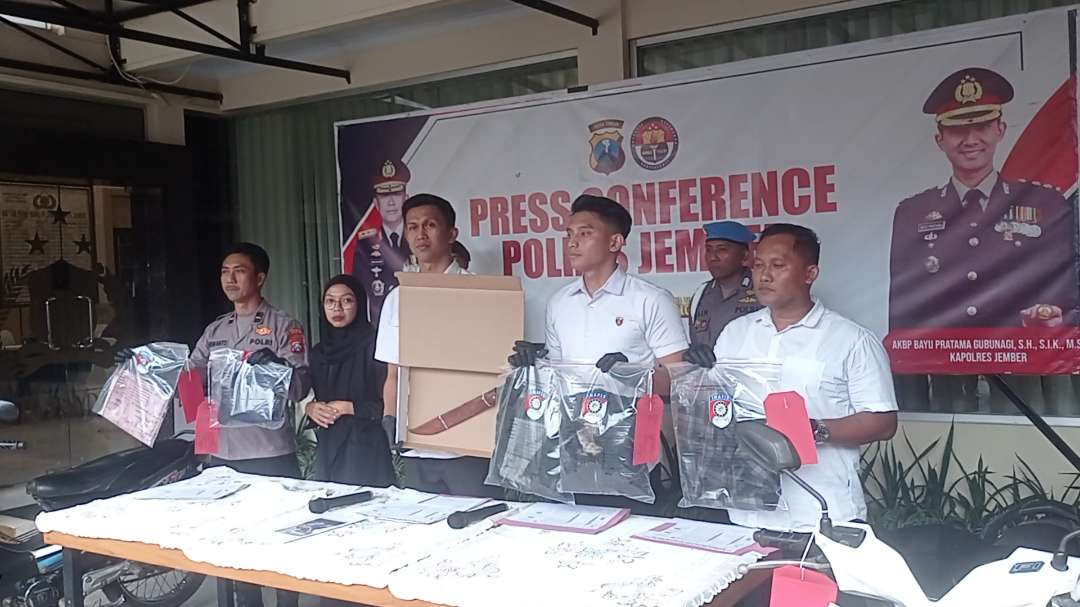 Polisi menunjukkan sejumlah barang bukti terkait pembunuhan berencana yang dilakukan anak terhadap ayah kandung (Foto: Rusdi/Ngopibareng.id)