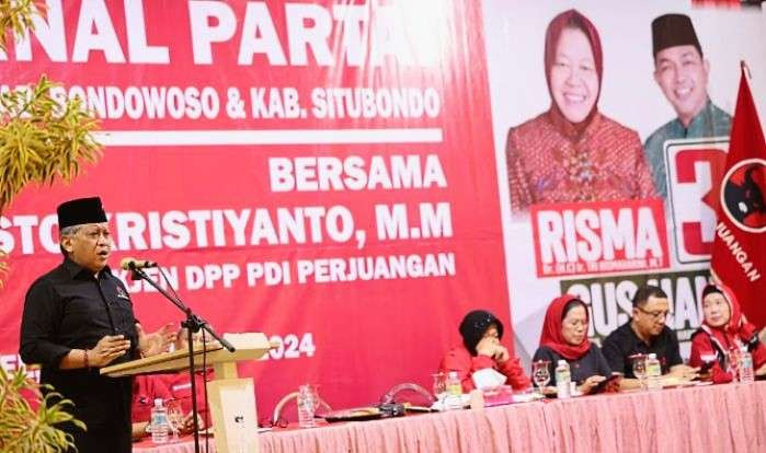 Sekjen PDIP Hasto Kristiyanto dalam konsolidasi internal PDIP Bondowoso dan Situbondo untuk pemenangan pasangan cagub-cawagub nomor urut 3, Risma-Gus Hans di Pilkada Jatim 2024. (Foto: Guido/Ngopibareng id)