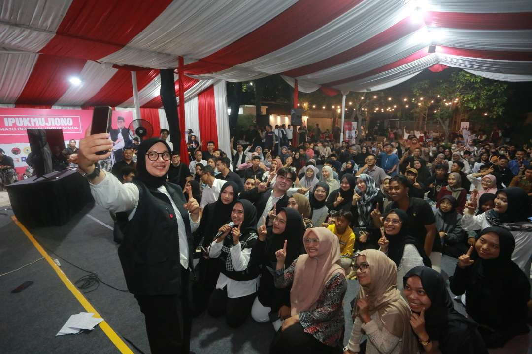 Calon Bupati Banyuwangi, Ipuk Fiestiandani bersama anak-anak muda Banyuwangi. (Foto: Istimewa)