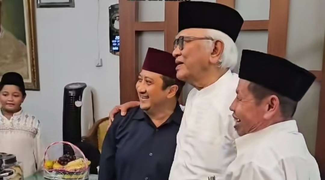 KH Ahmad Mustofa Bisri bersama Ustadz Yusuf Mansur, keakraban sesama Muslim dalam mengembangkan misi dakwah Islam rahmatan lil'alamin. (Foto:dok/ngopibareng.id)