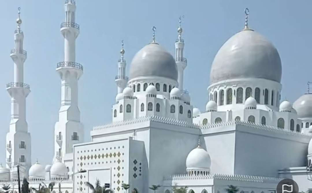 Masjid Syaikh Zeyed Solo, membuktikan keindahan dalam Islam yang dianjurkan. (Foto:fok/ngopibareng.id)