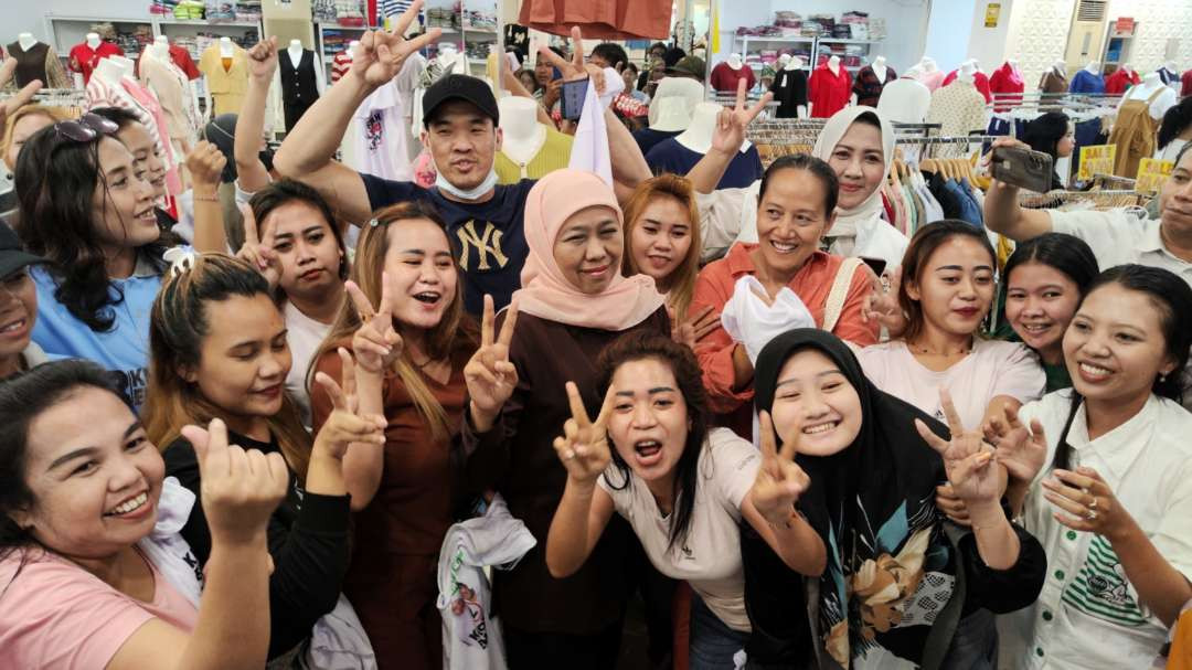 Cagub Jatim nomor urut 02, Khofifah Indar Parawansa (tengah) berfoto bersama dengan karyawan stand di Pasar Atom, Surabaya, Senin 4 November 2024. (Foto: Fariz Yarbo/Ngopibareng.id)