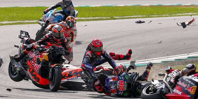 Kecelakaan horor yang melibatkan pembalap KTM, Jack Miller, Brad Binder, dan Fabio di Sirkuit Sepang MotoGP Malaysia, Minggu 3 November 2024. (Foto: X MotoGP)