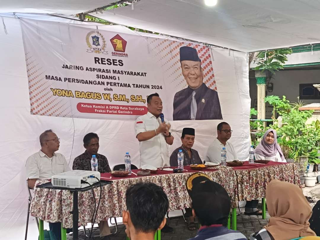 Ketua Komisi A DPRD Kota Surabaya, Yona Bagus Widyatmoko saat melakukan reses di kawasan Sememi, Kecamatan Benowo, Senin 4 November 2024. (Foto: Istimewa)