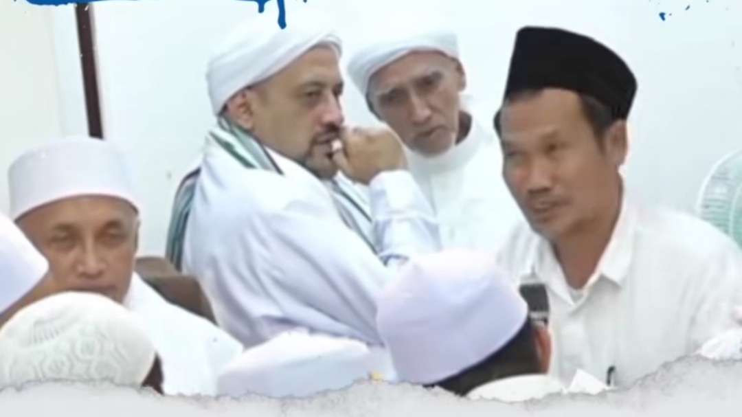 Gus Baha alias KH Ahmad Bahauddin Nursalim ngaji kitab bersama para ulama. (Foto:dok/ngopibareng.id)