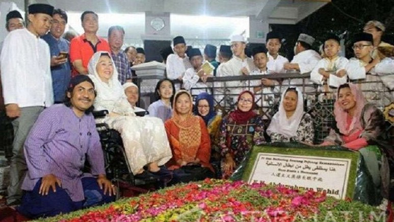 Para peziarah di makam KH Abdurrahman Wahid (Gus Dur), kompleks maqbaroh Pesantren Tebuireng Jombang. (Foto: ilustrasi)