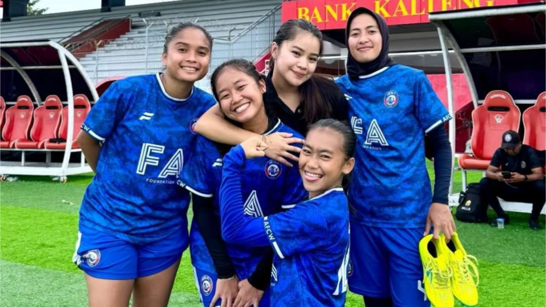 Kehangatan antara pemain senior dan junior Arema FC Women. (Foto: Nesian Nayla)