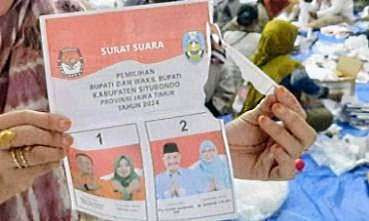 Ratusan surat suara Pilkada Situbondo 2024 rusak seperti robek.(Foto: KPU Situbondo)