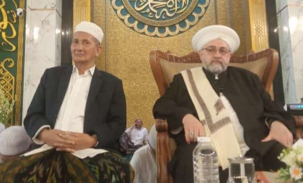 Syaikh Afeefuddin Al-Jilani dari Baghdad, Iraq, didampingi KH Shoes Ali Masyhuri, Pemangku Pondok Pesantren Bumi Shalawat, Sidoarjo, saat Maulid Nabi di Masjid Al-Akbar Surabaya m(Foto: adi/ngopibareng.id)