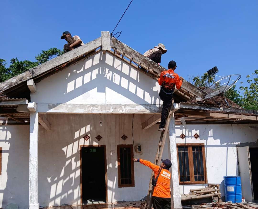 Petugas BPBD Kabupaten Tuban melakukan kerja bakti untuk membantu warga yang rumahnya terdampak angin puting beliung (Foto: Dok. BPBD Tuban)