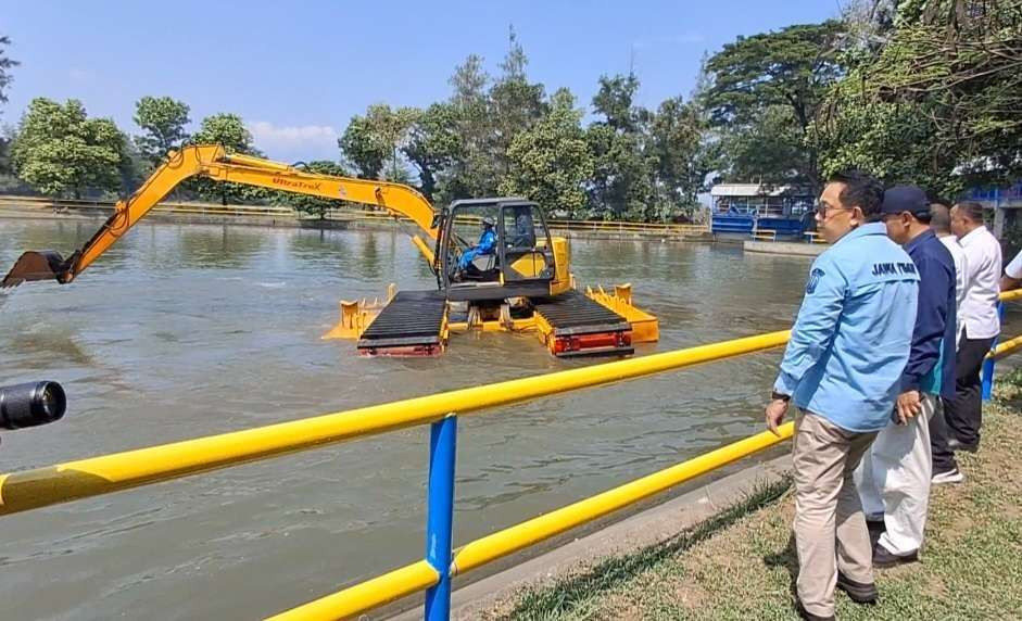 Pj Gubernur Jawa Timur Adhy Karyono, memimpin Apel Kesiapsiagaan menghadapi dampak bencana banjir di Bendung Gerak Waru Turi Kabupaten Kediri, (Foto: Prov Jatim)