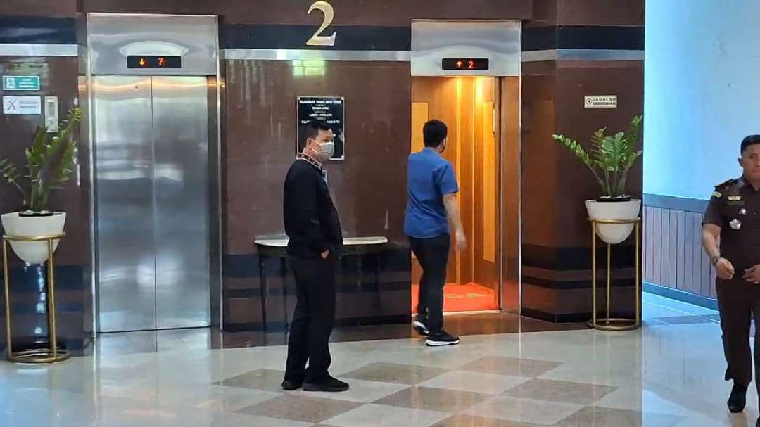 Ayahanda Gregorius Ronald Tannur dan suami tersangka Meirizka Widjaja, Edward Tannur tampak mendatangi Kantor Kejati Jatim, Jalan Ahmad Yani, Surabaya. (Foto: Istimewa)