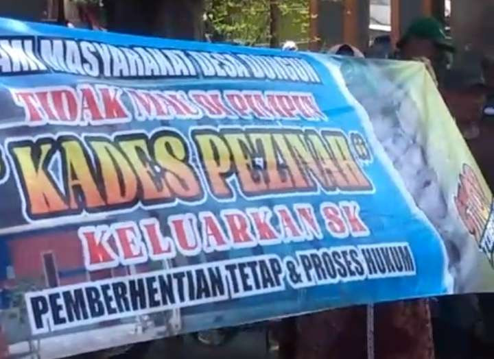 Warga Desa Dungun, Kecamatan Tongas, Kabupaten Probolinggo saat berdemo menuntut kepala desanya mundur. (Foto: Ikhsan Mahmudi/Ngopibareng.id)