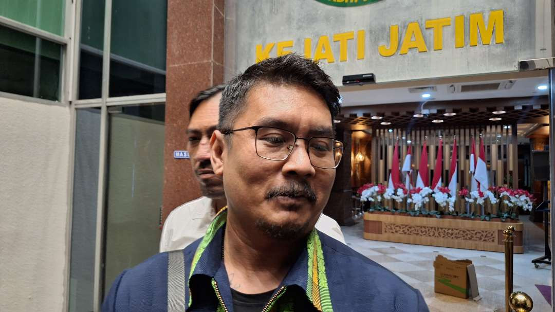 Kuasa hukum Edward Tannur, Filmon Lay saat memberikan keterangan kepada awak media di Kantor Kejati Jatim, Jalan Ahmad Yani, Surabaya, Selasa 5 November 2024. (Foto: Julianus Palermo/Ngopibareng.id)