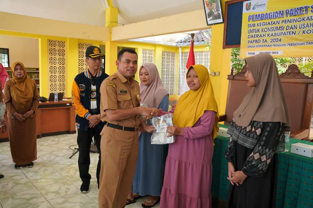 Kepala DKP2P Kabupaten Tuban bersama PJS Bupati Tuban menyerahkan Paket Stunting Gemarikan kepada pengantin, calon ibu, dan ibu yang beresiko stunting. (Foto: Dokumentasi Pemkab Tuban)