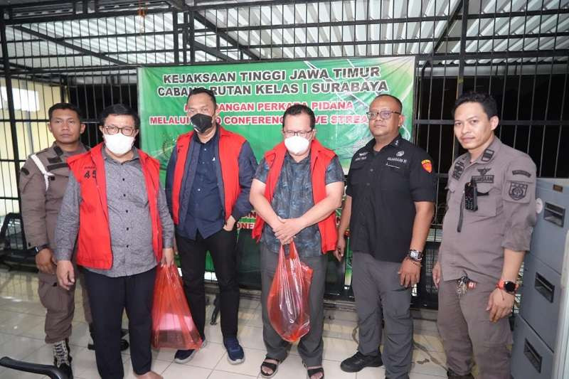 Tiga hakim PN Surabaya yang diduga menerima suap atas perkara Gregorius Ronald Tannur, yakni Erintuah Damanik, Heru Hanindyo, dan Mangapul, telah digelandang ke Rutan Kejagung di Jakarta. (Foto: Humas Kejagung)