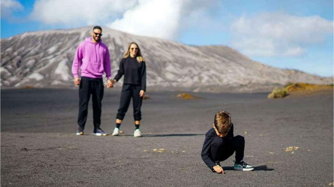 Lucas Frigeri bersama istri dan anaknya berpose di Gunung Bromo (Foto: Lucas Frigeri)