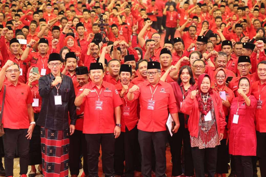 Risma foto bersama dengan Sekjen DPP PDIP dan para kader PDIP Jember  (Foto: Dokumentasi DPP PDIP)