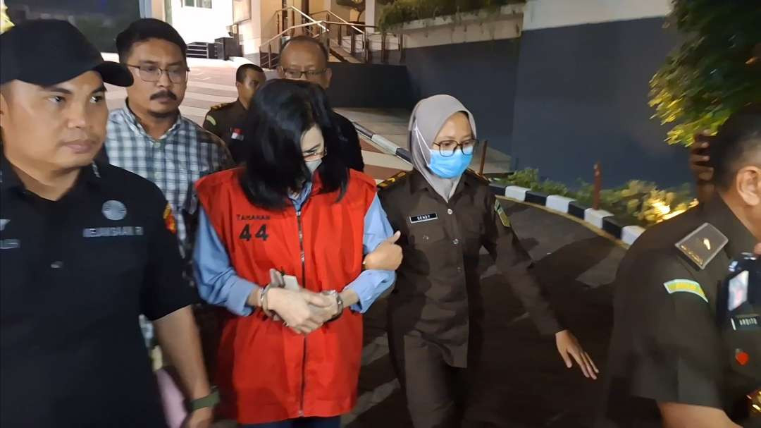 Meirizka Widjaja (MW), ibu dari Gregorius Ronald Tannur digelandang ke Rutan Kelas I Surabaya Cabang Kejati Jatim, setelah penetapannya sebagai tersangka kasus dugaan suap kepada hakim PN Surabaya. (Foto: Julianus Palermo/Ngopibareng.id)