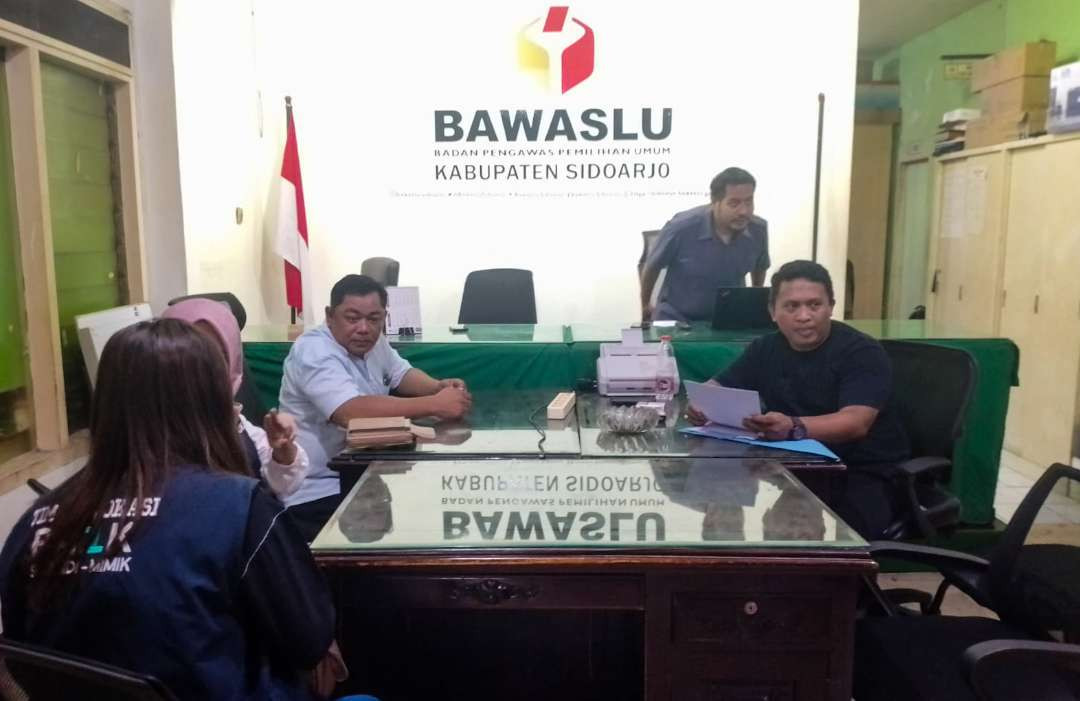 Tim advokat Subandi-Mimik saat laporkan anggota DPRD ke Bawaslu Sidoarjo (Foto :Aini/Ngopibareng.id)