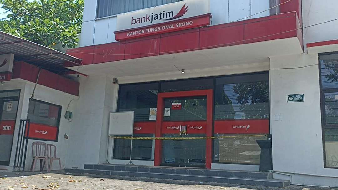 Kantor Fungsional Bank Jatim Kecamatan Srono Banyuwangi dipasang garis polisi untuk penyelidikan (Foto :istimewa)