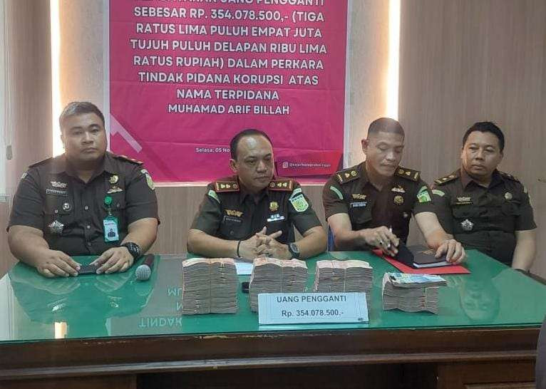 Jajaran Kejari Kota Probolinggo menunjukkan uang pengganti Rp354.078.500 dari terpidana korupsi Muhammad Arif Billah. (Foto: Ikhsan Mahmudi/Ngopibareng.id)