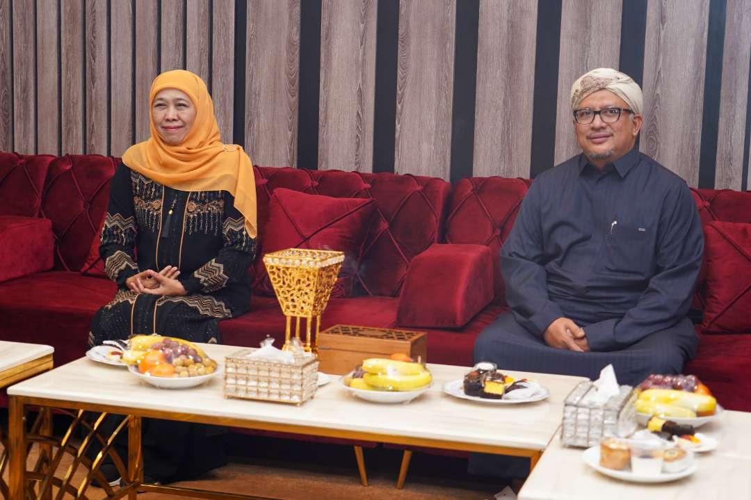 Calon Gubernur Jawa Timur, Khofifah disambut hangat oleh Habib Zein di Ponpes Dalwa Bangil. (Foto: Istimewa)