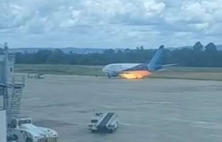 Mesin pesawat Trigana Air IL273 terekam kamera amatir tengah mengeluarkan api di landasan pacu Bandara Sentani, Selasa 5 November 2024. (Foto: Tangkapan layar video)