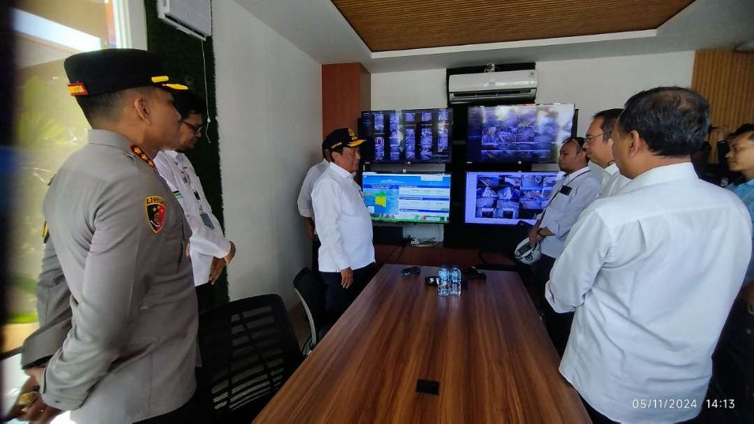 Wakil Menteri Perhubungan melihat pantauan CCTV di area pelabuhan Ketapang. (Foto: Muh Hujaini/Ngopibareng.id)