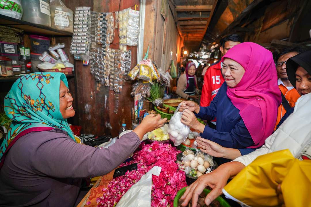 Dagangan diborong Khofifah. (Foto: Istimewa)