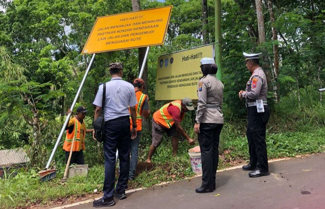 Pemasangan rambu tambahan di jalur menuju TWA Kawah Ijen (foto : istimewa)