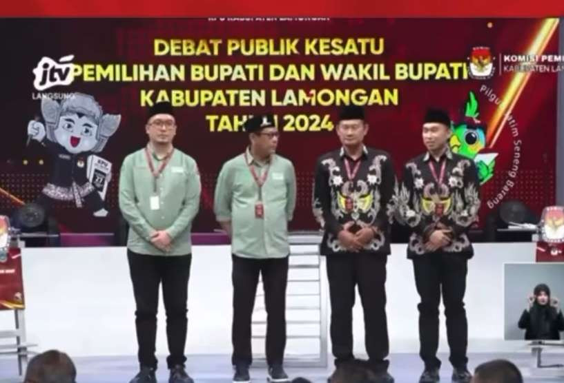 Dua pasangan calon Pilkada Lamongan 2024 foto bersama pada debat pertama (Foto : Istimewa)