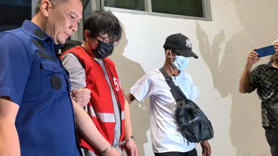 Terpidana penganiayaan dan pembunuhan atas Dini Sera Afriyanti, Gregorius Ronald Tannur saat hendak digelandang ke Rutan Kelas I Surabaya, Medaeng, Sidoarjo, Minggu 27 Oktober 2024. (Foto: Julianus Palermo/Ngopibareng.id)