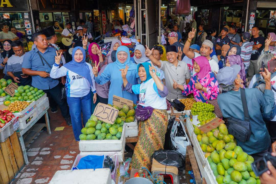 Kedatangan calon gubernur Jawa Timur, Khofifah Indar Parawansa, di Pasar Besar Malang disambut dengan antusiasme oleh pedagang. (Foto: Dok)