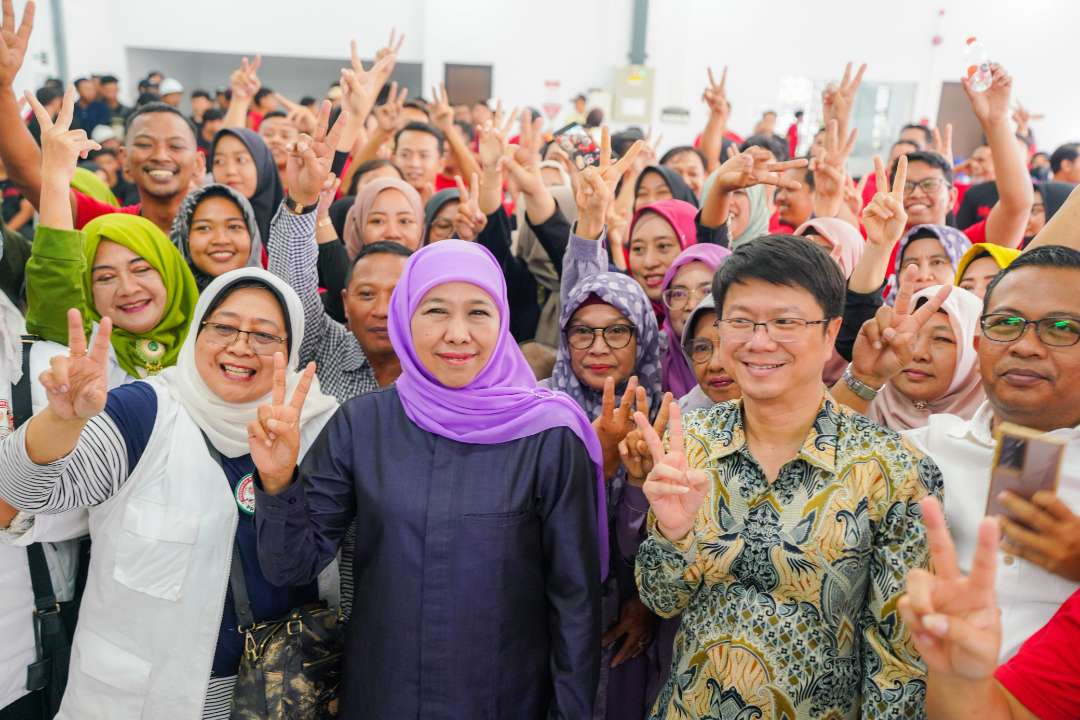 Khofifah Indar Parawansa berkunjung ke Pabrik Moorlife  yang memproduksi wadah makan minum di Gondang Kabupaten Nganjuk, Selasa 5 November 2024. (Foto: Istimewa)