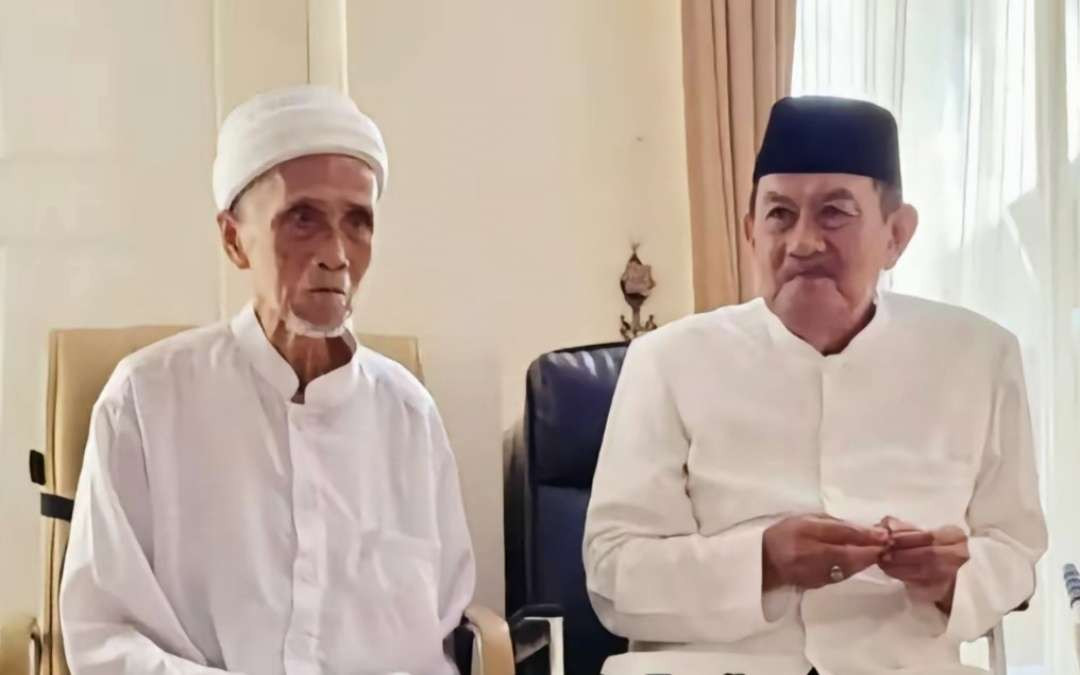 KH Masbuchin Faqih, Pemangku Ponpes Manbaussholihin Suci Gresik bersama KH Ubaidillah Faqih Langitan, Pemangku Ponpes Langitan Tuban, Jawa Timur. (Foto:dok/ngopibareng.id)