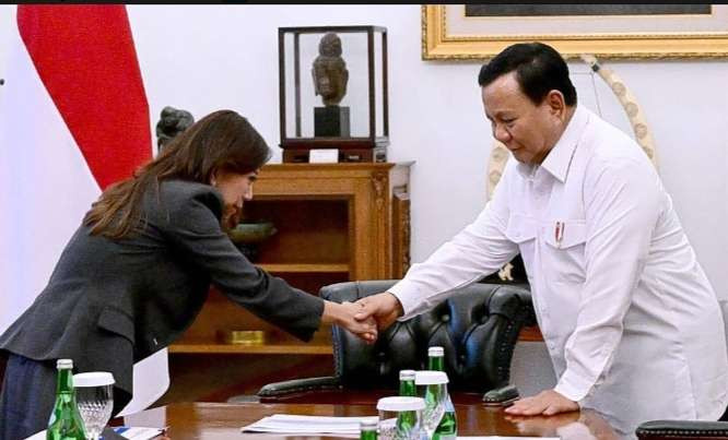 Menteri Komdigi Meutya Hafid melapor kepada Presidden Prabowo sehubungan dengan penanganan judi online (Foto: Setpres)