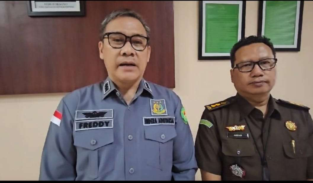 Asintel Kejati Jateng Freddy Simanjunta mengenakan pakaian abu-abu. (Foto: Kejati Jateng)