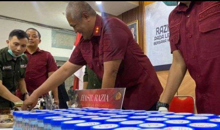 Kalapas Kelas II-B Bondowoso  Nunus Ananto memeriksa sample urine warga binaan untuk tes bebas narkoba.(Foto: Humas Lapas Bondowoso)