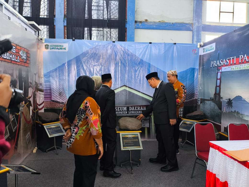 Prasasti Pasrujambe yang menarik perhatian publik dalam Lamongan Museum Expo 2024. (Foto: Pemkab Lumajang)