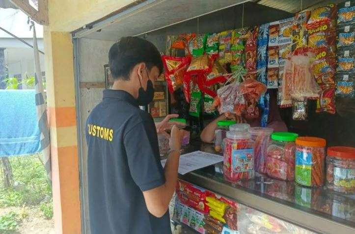 Satpol PP Lumajang bersama dengan Bea Cukai razia rokok Ilegal di Lumajang. (Foto: Satpol PP)