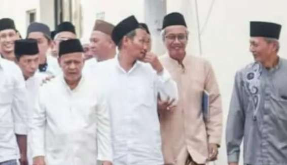 Gus Baha di antara para ulama pesantren. (Foto:dok/ngopibareng.id)