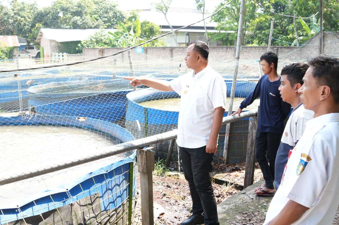 Pemerintah Kabupaten Kediri melalui Pjs Bupati Heru Wahono Santoso meninjau dua tempat yang merupakan salah satu produsen ikan lele terbesar di Bumi Panjalu (Foto: Istimewa)