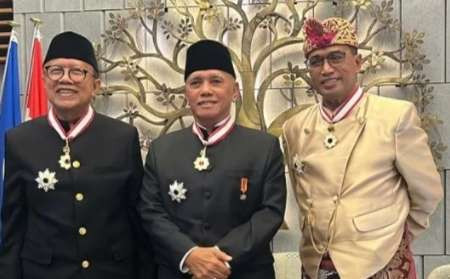 Mantan Sekretaris Kabinet Dipo Alam (kiri), mantan Menteri Koordinator Bidang Perekonomian Hatta Rajasa (tengah) dan mantan Menteri Perhubungan Budi Karya Sumadi memakai medali tanda jasa The Order of the Rising Sun, Gold and Silver Star yang diterima langsung dari Kaisar Jepang Naruhito di Tokyo, Jepang (Foto: istimewa)