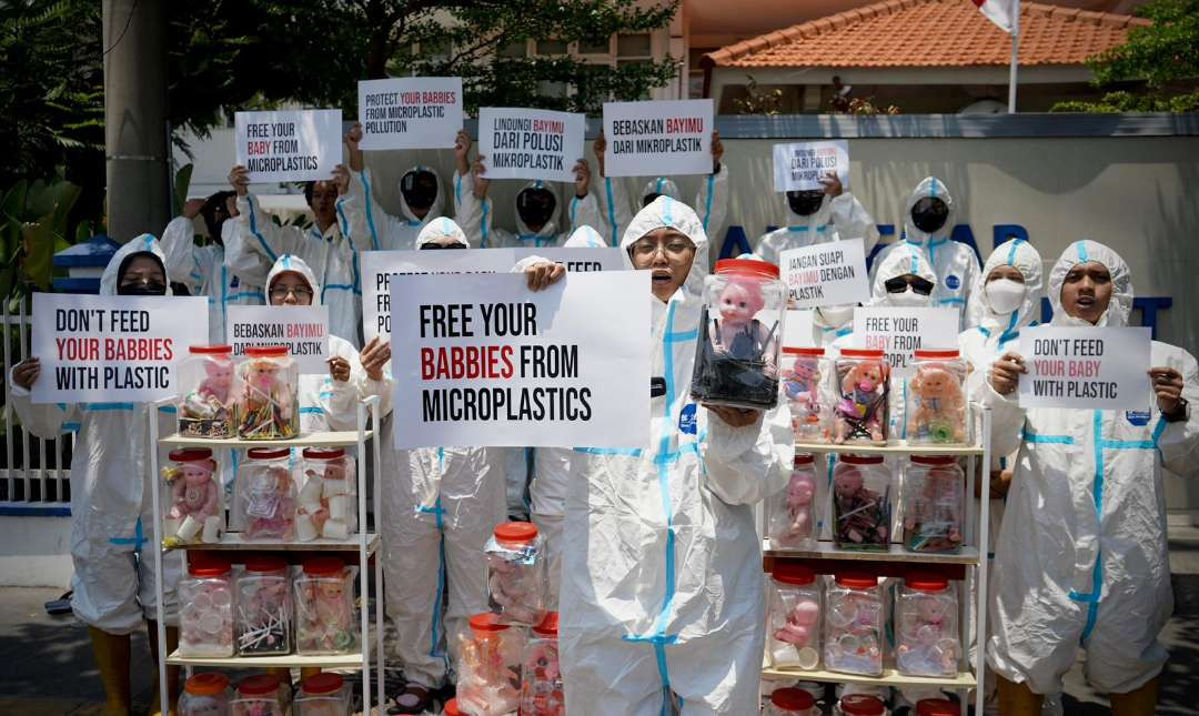 Aksi teatrikal yang digelar oleh Ecoton di depan Kantor BPOM Kota Surabaya, Jalan Karang Menjangan, Gubeng, Surabaya terkait dampak bahaya mikroplastik dalam produk yang digunakan oleh masyarakat. (Foto: Ecoton)