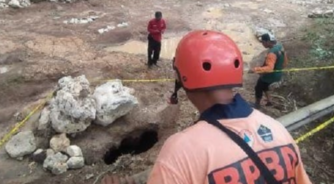 Warga Blitar digegerkan dengan lubang misterius yang muncul di aliran Sungai Kaliasat Tenggong, Dawuhan, Kecamatan Kademangan, Blitar. (Foto: Ist)