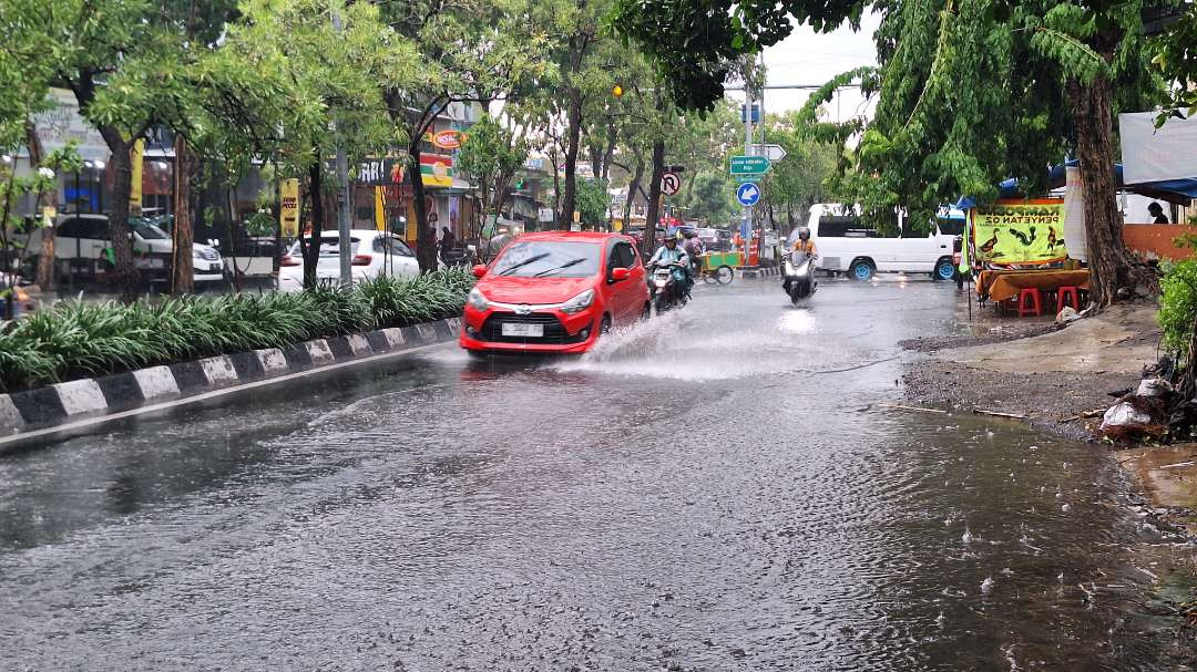 Genangan air di sekitar Jalan Karang Menjangan, Gubeng, Surabaya, akibat curah hujan yang tinggi. (Foto: Julianus Palermo/Ngopibareng.id)