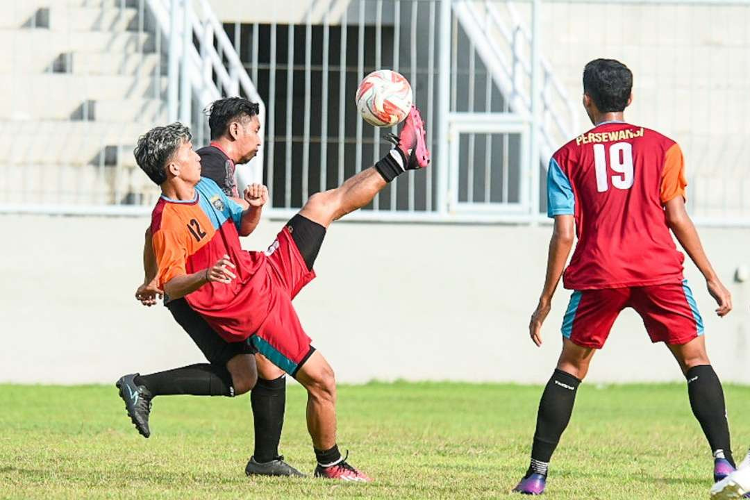 Tim Persewangi berhasil menundukkan tim Krobokan FC dalam laga uji coba di Stadion Diponegoro (foto :istimewa)