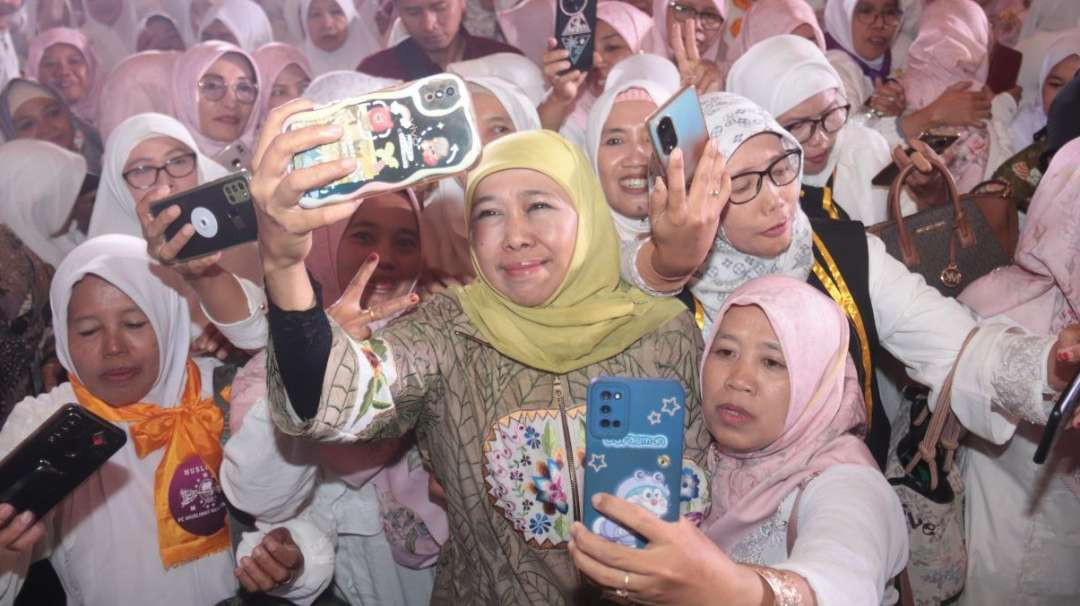 Cagub Jatim, Khofifah Indar Parawansa berfoto bersama dengan anggota Muslimat NU Jatim. (Foto: Fariz Yarbo/Ngopibareng.id)