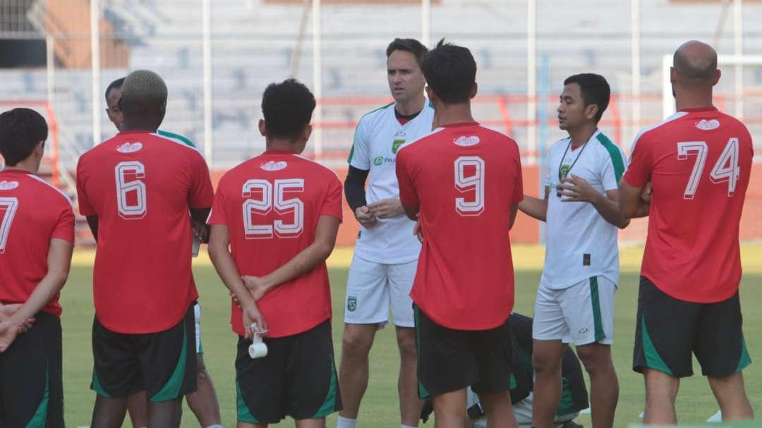 Pelatih Persebaya, Paul Munster memimpin latihan tim di Stadion Gelora 10 November, Surabaya, Kamis 7 November 2024. (Foto: Fariz Yarbo/Ngopibareng.id)